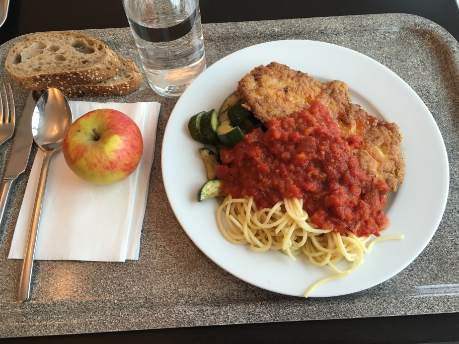 Mailänder Schnitzel mit Spaghetti und Gemüse – El Feuro bei Bendura